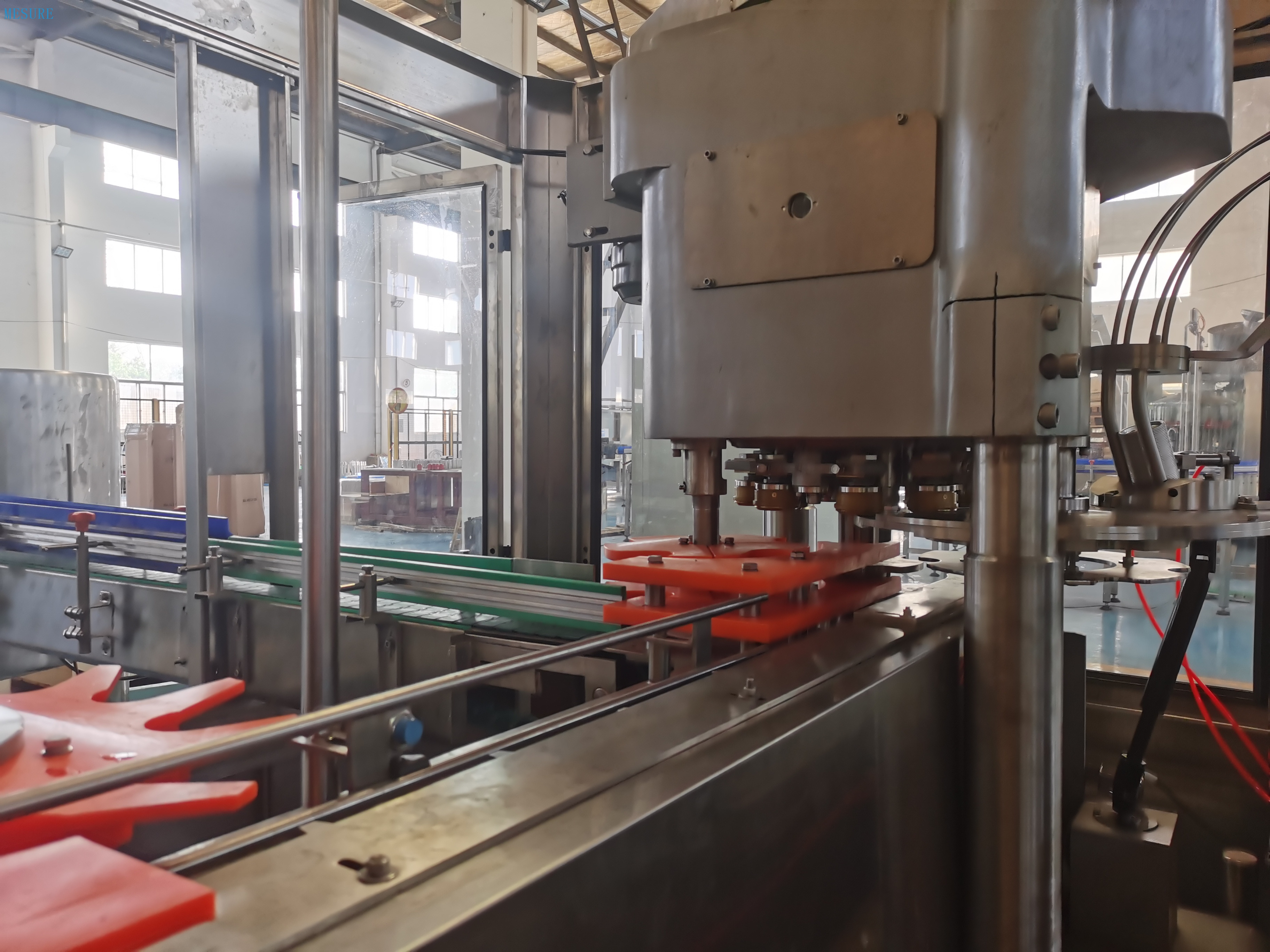 Düşük Fiyat Küçük Teneke İçecek Meyve Suyu Enerji Gazlı İçecek Şişeleme Doldurma Makinesi Alüminyum