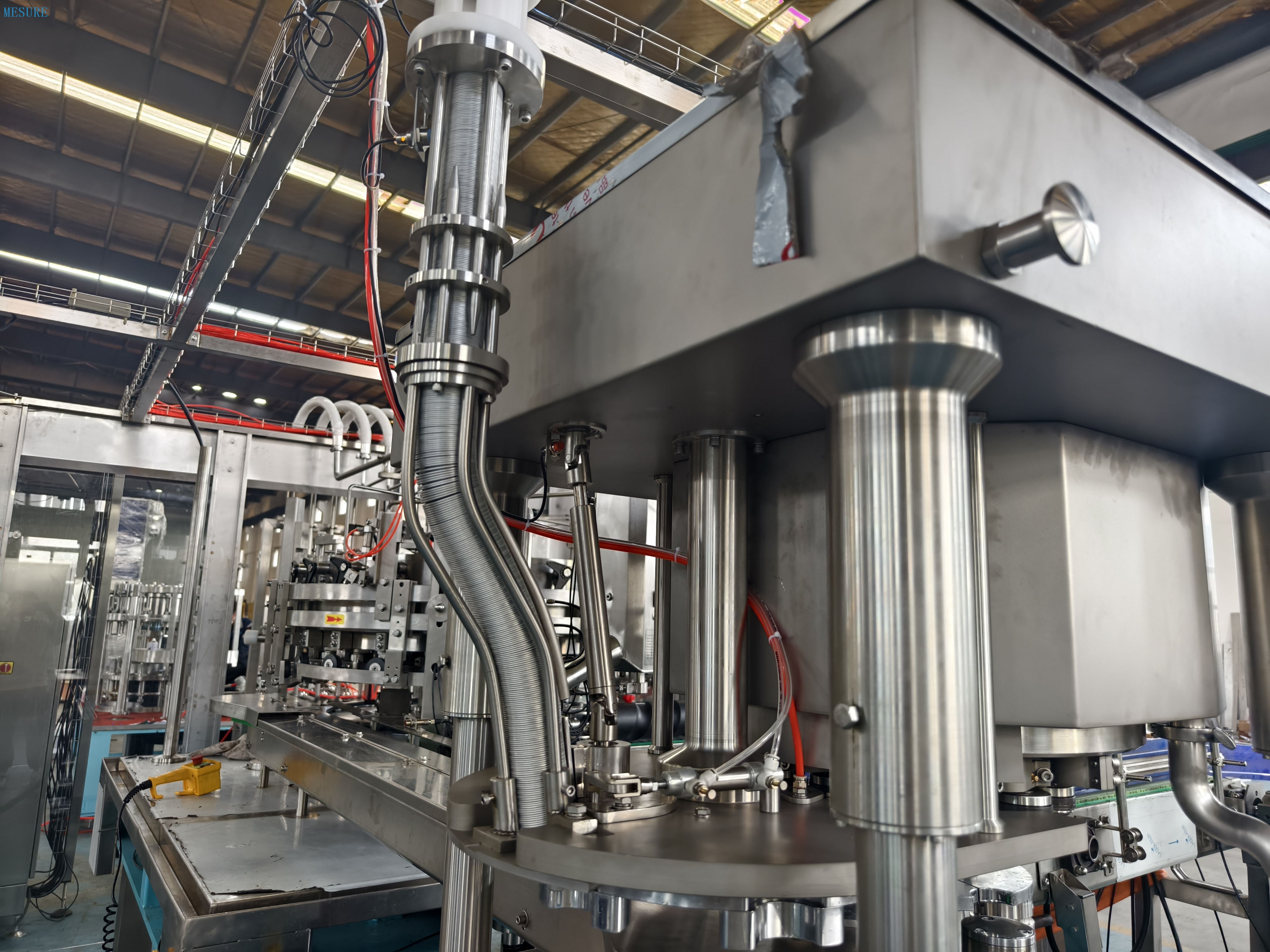 Düşük Fiyat Küçük Teneke İçecek Meyve Suyu Enerji Gazlı İçecek Şişeleme Doldurma Makinesi Alüminyum