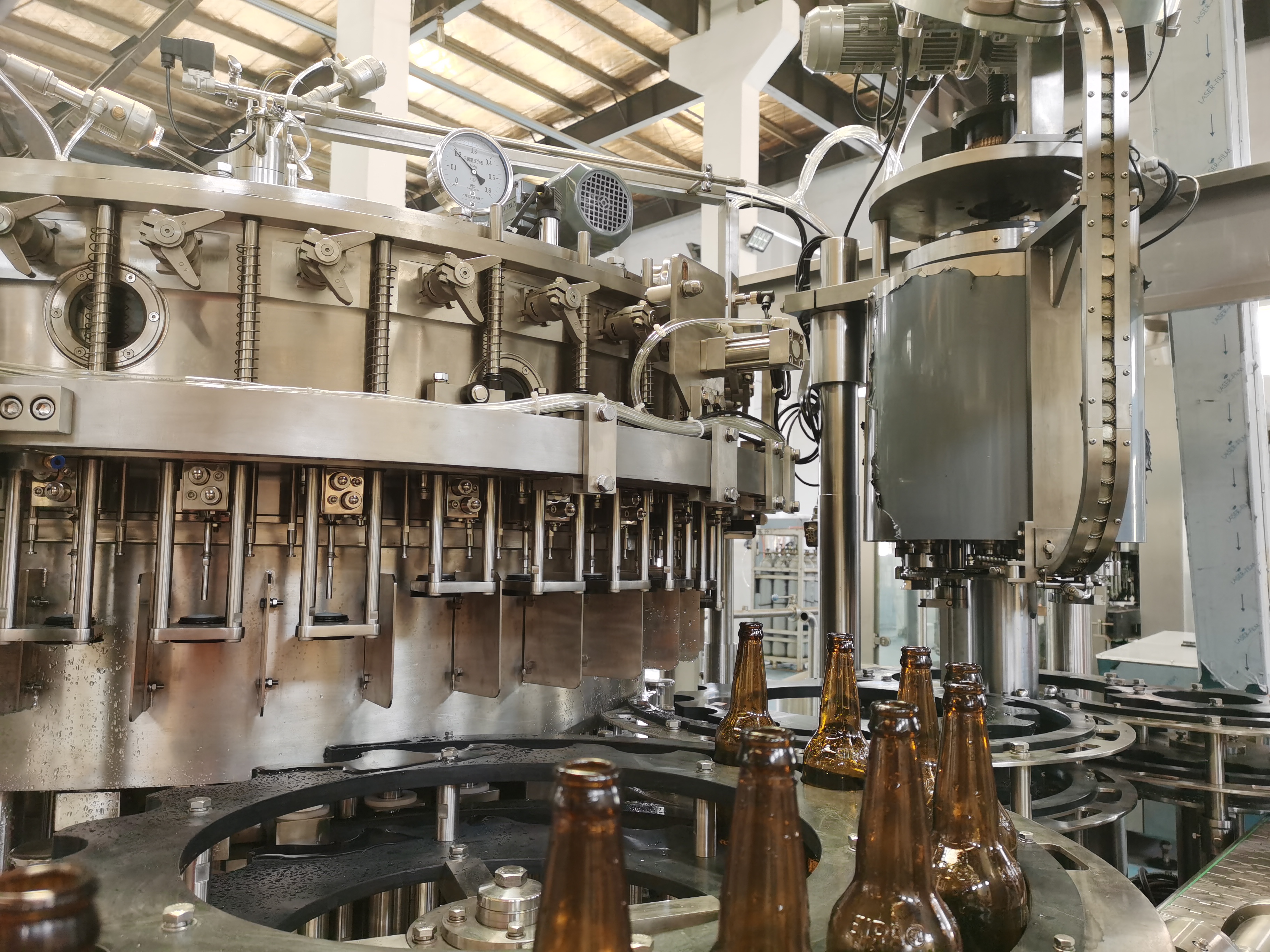 Cam Şişelenmiş Bira Doldurma Makinesi Taç Kapağı 