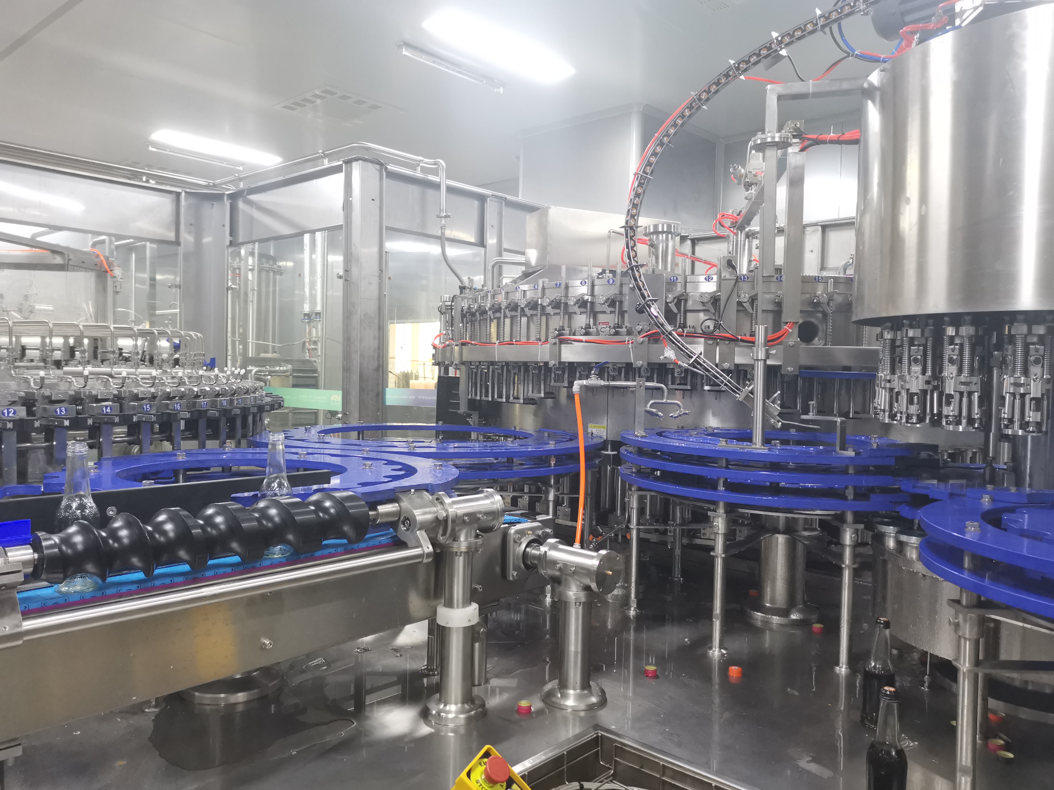 24000bph cam şişelenmiş zanaat bira doldurma tam çizgi ropp kapağı 