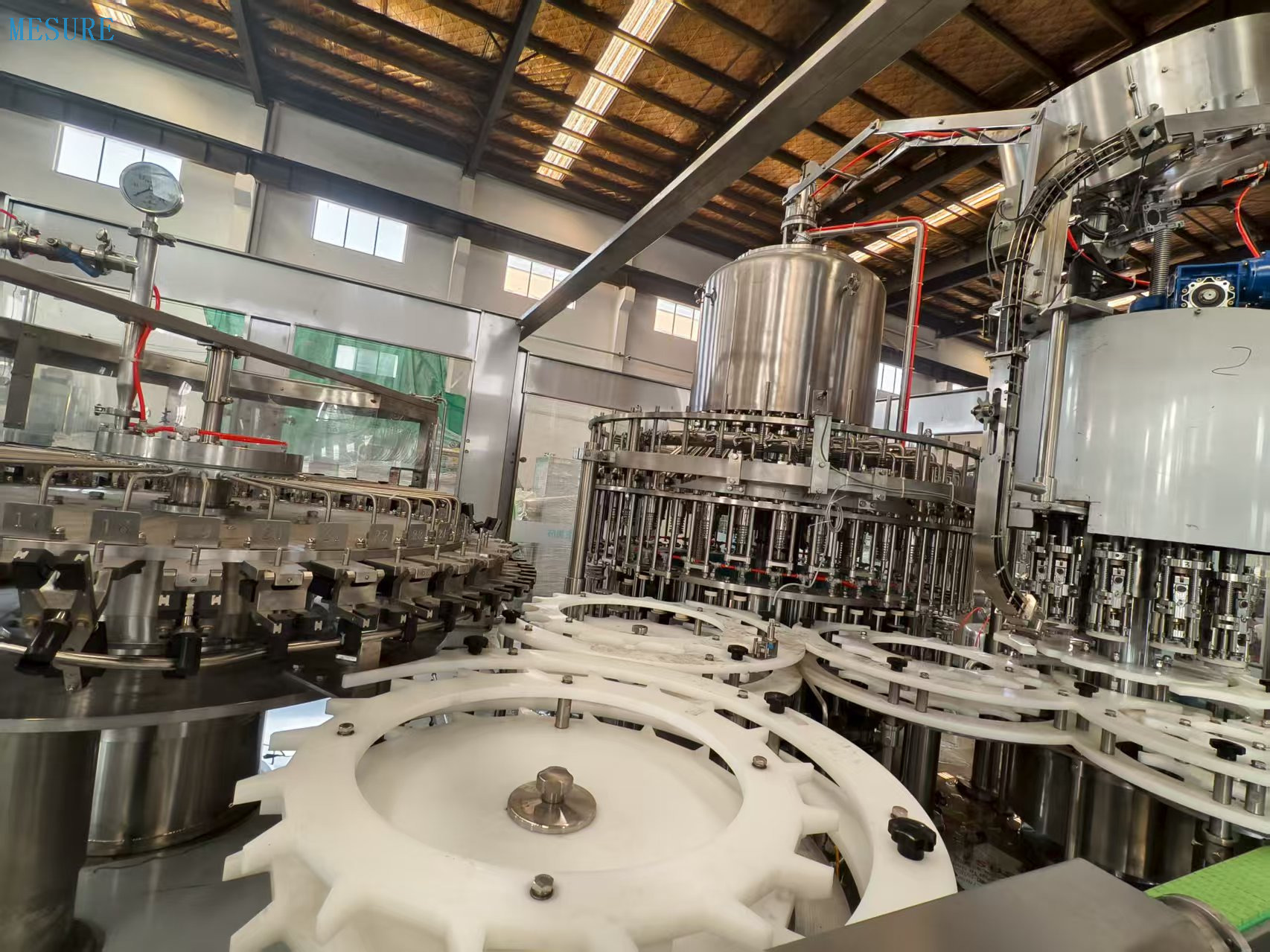 Cam şişe suyu üretimi için yüksek kaliteli dolum makinesi