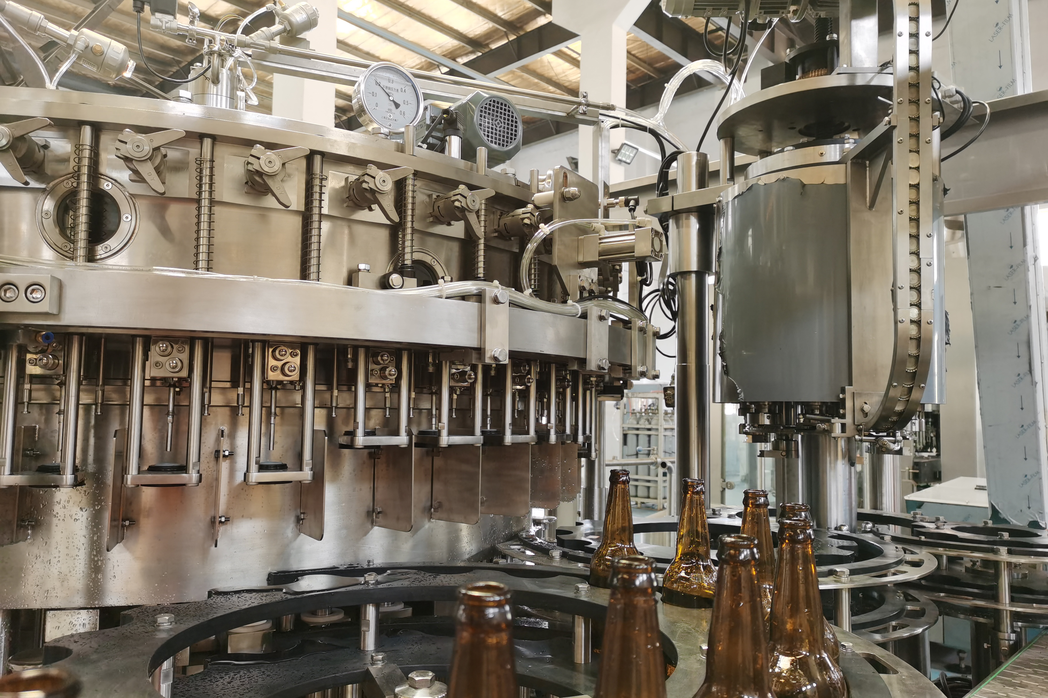 Cam Şişelenmiş Bira Doldurma Makinesi Taç Kapağı 