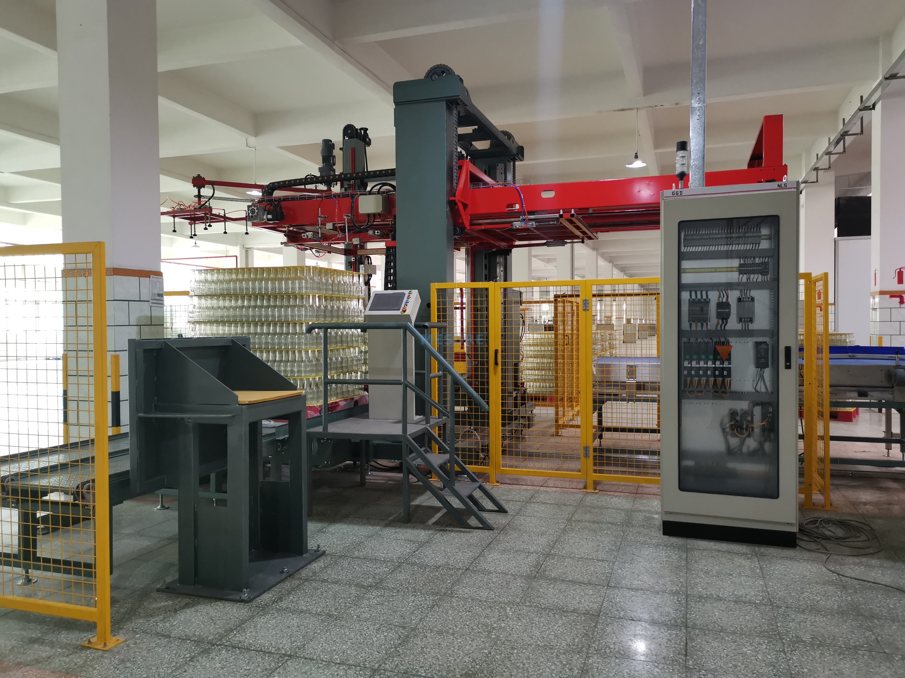 Otomatik Sütun Tipi Robot Gantry Karton Kutusu Pack 5 Galon Cam Şişe Varlık Yıkımı Yüksek Düşük Konum Depalletleyici Palletizör Sistem Makinesi Ekipmanları