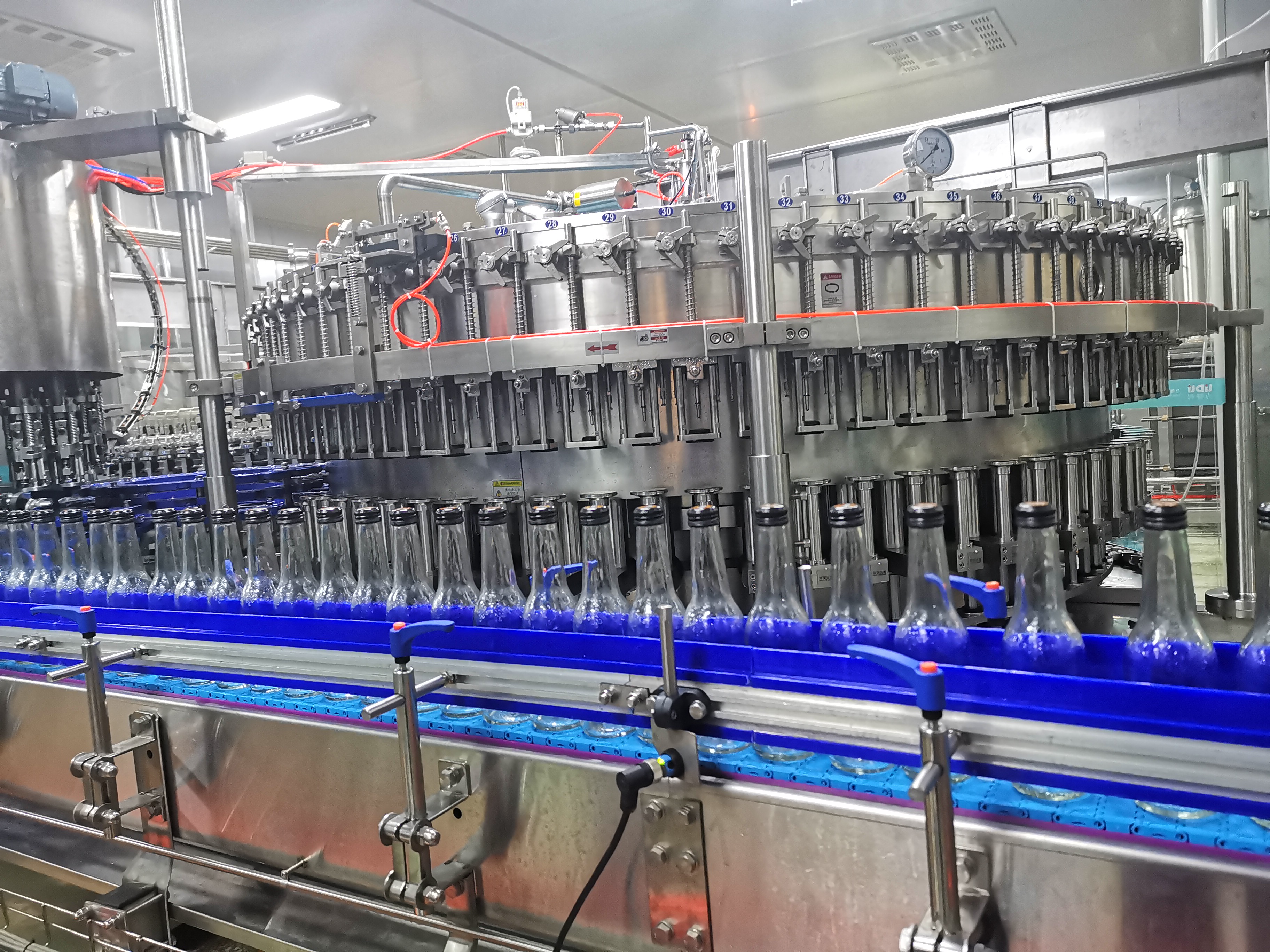 24000bph cam şişelenmiş zanaat bira doldurma tam çizgi ropp kapağı 