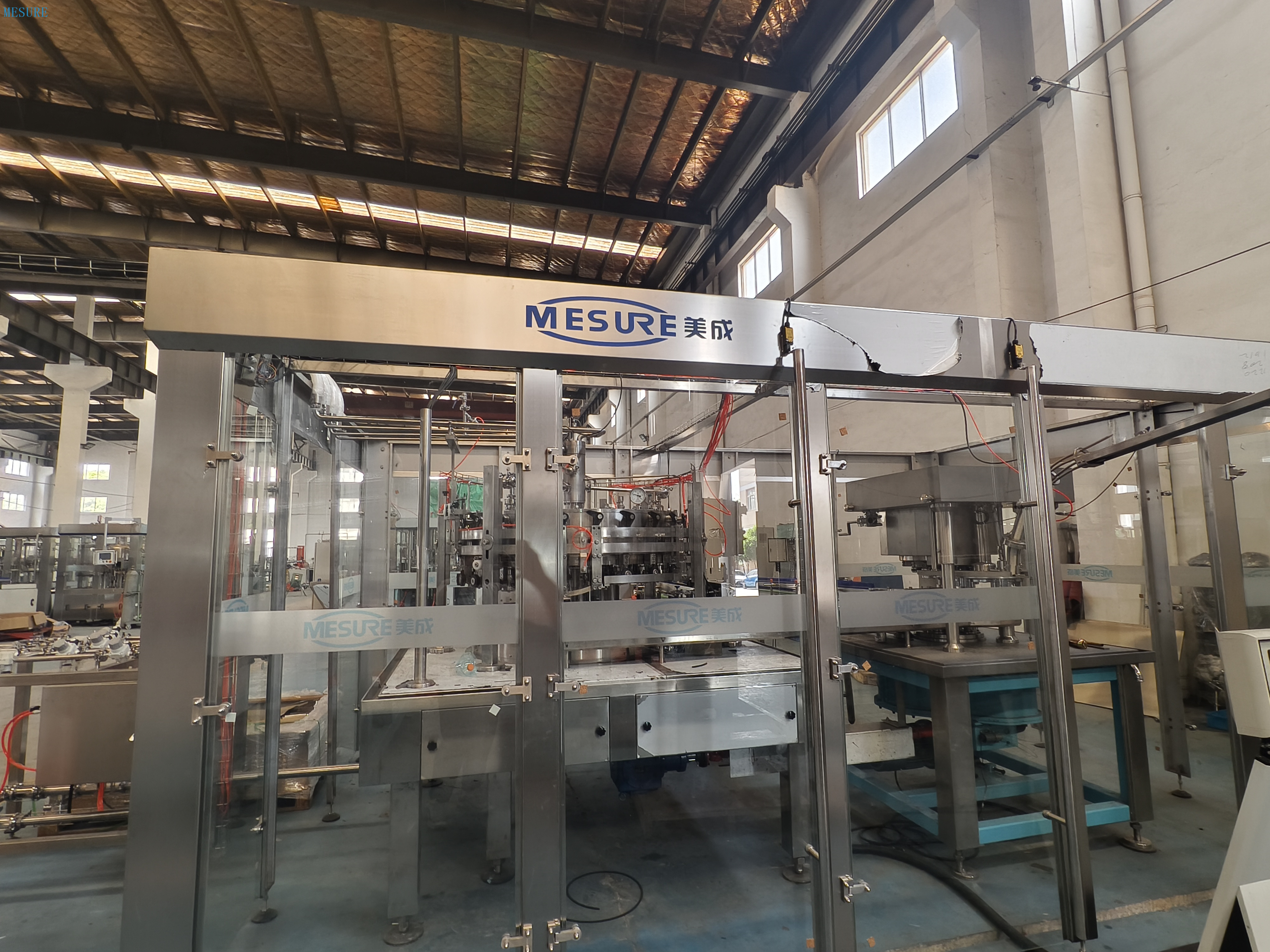 Satışta Yüksek Kaliteli Sıvı Otomatik Meyve Suyu Doldurma Konserve Makinesi