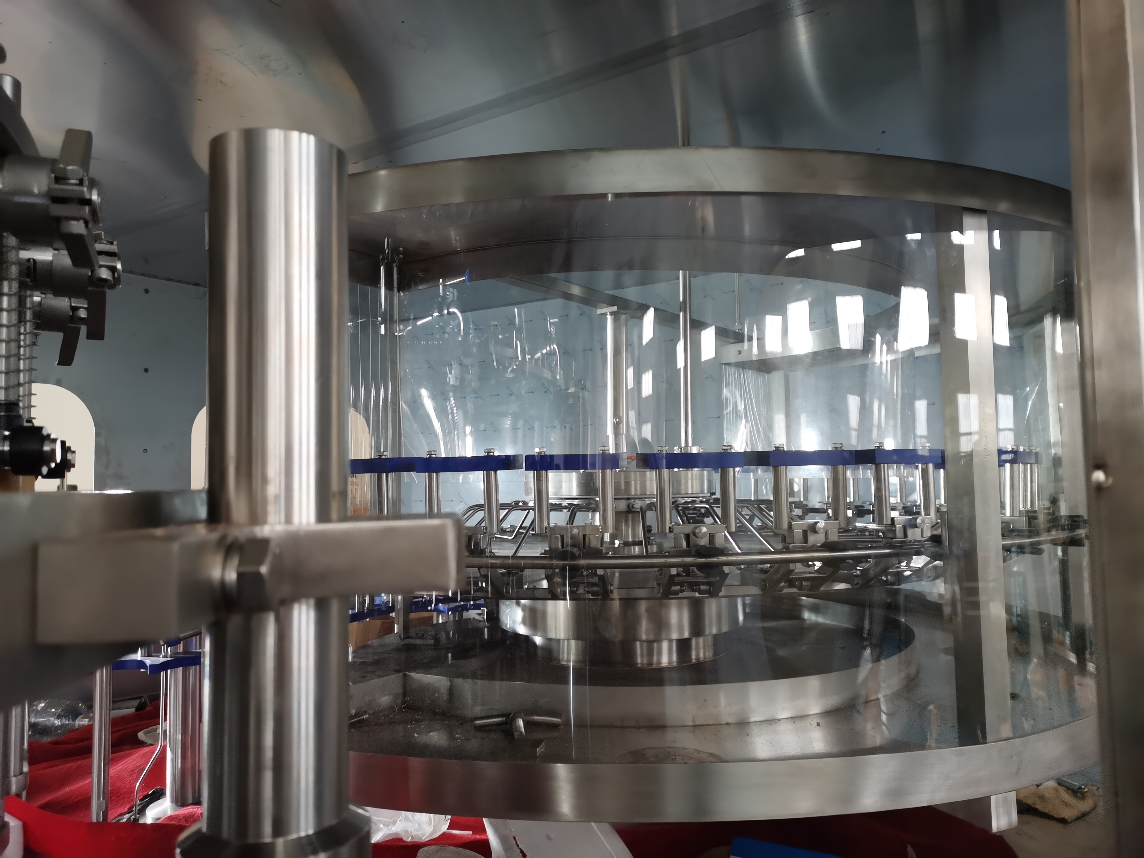 3000bph 1.5L Pet Şişesi Taze Bira Doldurma Makinesi 